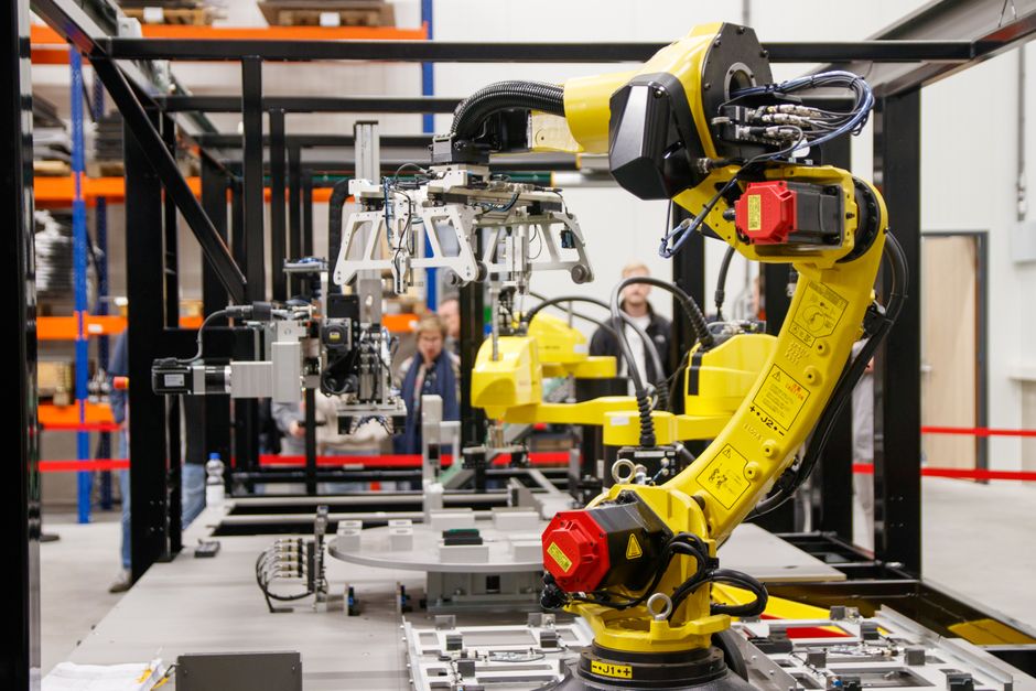 Robot collaboratif industriel en action sur une chaîne d'assemblage