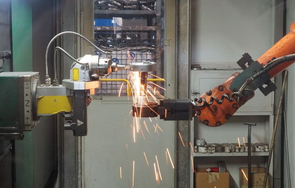 Collaborative welding in an industrial workshop