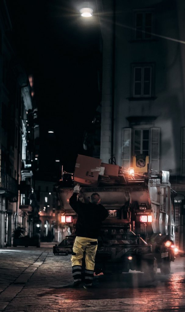 Camion de collecte de déchets en opération nocturne - gestion intelligente des déchets IoT