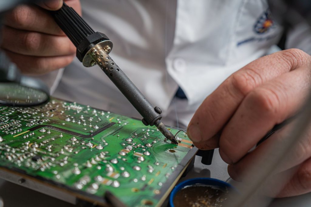 Debug embarqué : carte électronique et sonde JTAG pour le debug de firmware