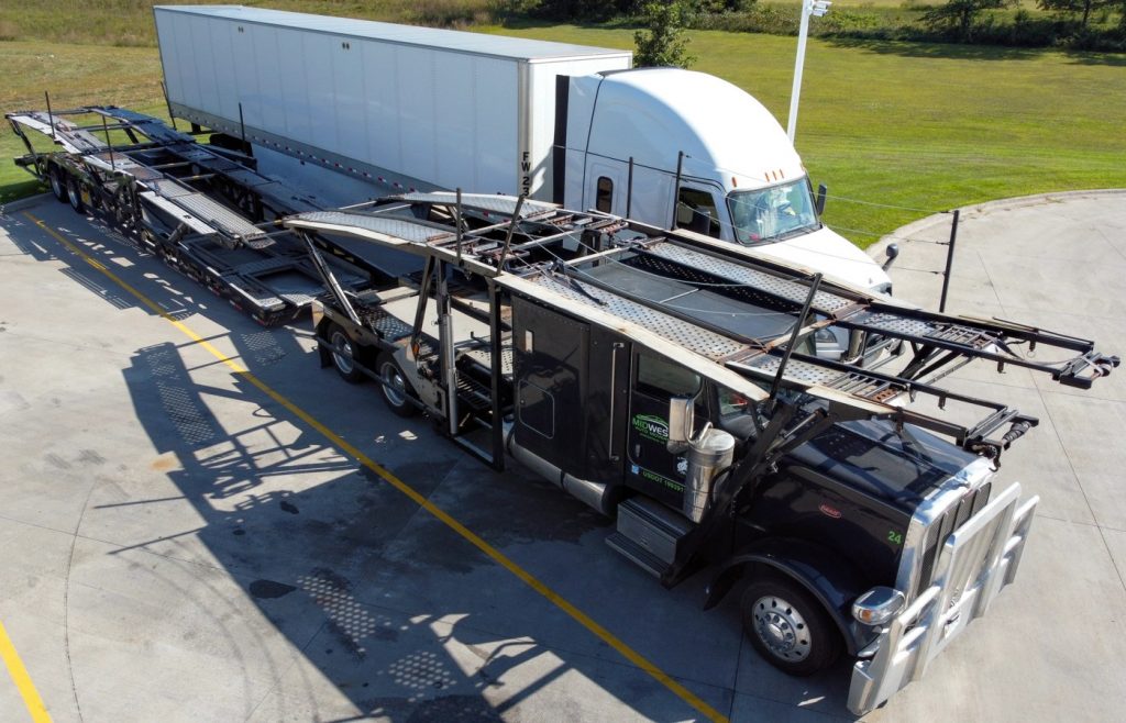 Camion porte-voitures transportant des véhicules